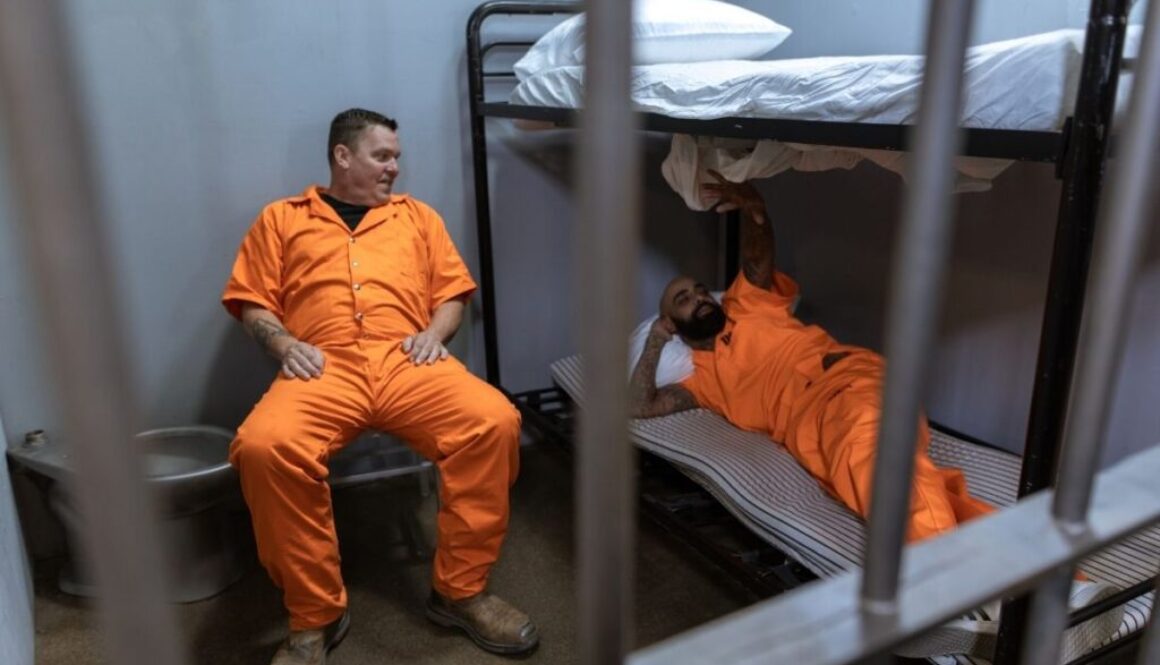 Two inmates talking using prison slangs.
