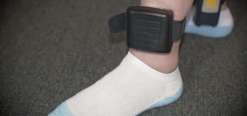 People under house arrest must wear an electronic monitoring device, often an ankle bracelet. This device uses GPS to track the person's location and ensures they stay within the court's set boundaries.
